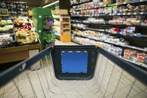 kruidenier op te slaan boodschappen doen foto