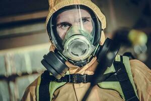 ontsmetting en ontsmetten arbeider vechten virus pandemia foto