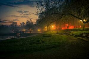 mysterie mist in de stad park foto