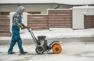 sneeuw verwijdering gebruik makend van macht bezem foto