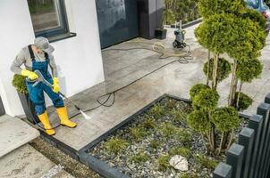 mannen druk het wassen huis omgeving beton elementen foto