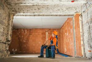 bouw arbeider binnen nieuw herbouwd gebouw interieur foto