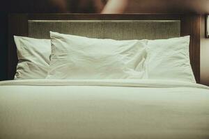 comfortabel modern hotel bed foto
