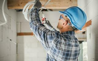 professioneel elektricien gedurende werk foto