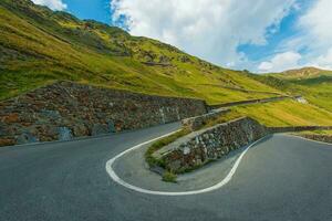 kronkelend alpine weg foto