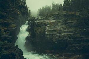rauw mistig watervallen foto