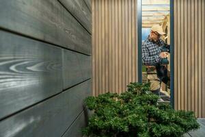 modern Op maat tuin schuur gebouw uitgevoerd door bouw arbeider foto