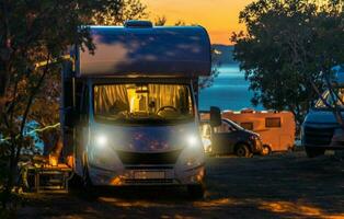 toneel- rv park camping zonsondergang met camper bestelwagens foto