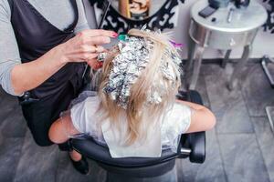 vrouw in haar- salon foto