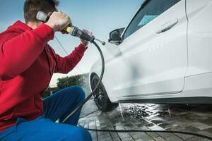 mannen schoonmaak zijn auto foto