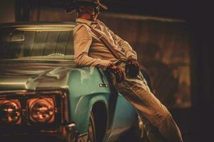 cowboy en zijn klassiek wijnoogst auto foto