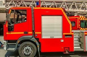 rood brandweerwagen Aan plicht foto