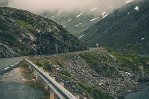 visie van kronkelend land weg door Noors berg heuvels. foto