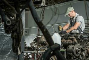 automotive technicus reparaties voertuig diesel motor foto