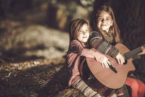 jong meisjes spelen gitaar foto
