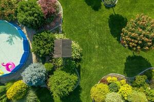 woon- achtertuin tuin met klein zwemmen zwembad antenne visie foto