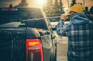 mannen macht het wassen zijn oppakken vrachtauto foto