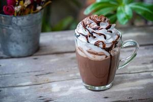 warme chocolademelk cacao in glazen mok met slagroom foto