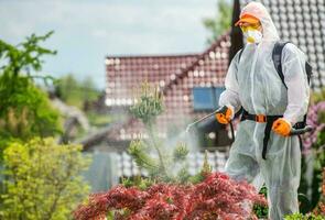 tuin arbeider insecticide en fungicide planten foto