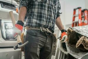 bouw arbeider met hamer in zijn hand- dichtbij omhoog foto