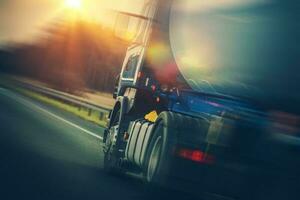 brandstof tanker vrachtauto vervoer foto