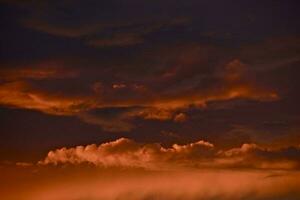 stormachtig zonsondergang wolken foto