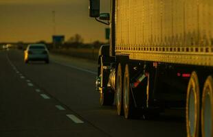 vrachtauto Aan snelweg in zonsondergang licht foto