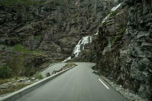 Noors trollstigen toneel- weg met stigfossen watervallen foto