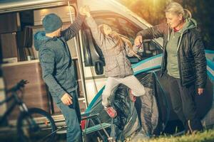 modern gelukkig familie camping foto