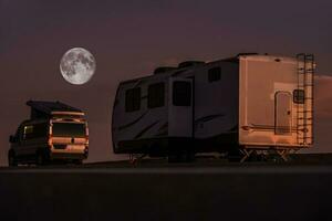 vol maan nacht in een rv park en geparkeerd recreatief voertuigen foto