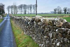 steen muren in Ierland foto