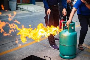 medewerkers brandbestrijdingstraining foto