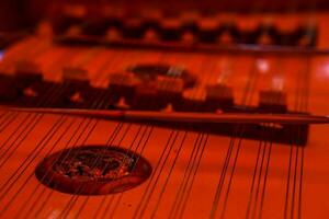 detailopname en Bijsnijden van Thais musical instrument in rood licht. foto