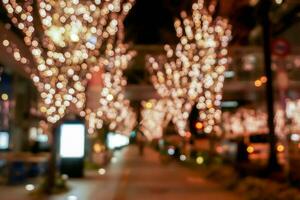 detailopname wazig en bokeh van roze LED refectie verlichting versieren Aan bomen in valentijnsdag dag met stad nacht leven in osaka, Japan. foto