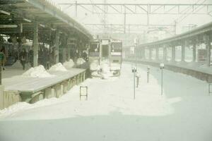 hakodate, Japan, 2018- lokaal trein van Japan geparkeerd Bij hakodate trein station voor mensen en toerist laten vallen uit Aan de dag van zwaar sneeuwstorm. foto