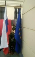Europese unie - EU - en Russisch federatie vlaggen Aan achtergrond van blauw lucht. europa en Rusland. foto