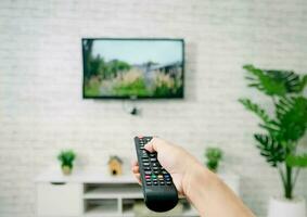hand- houden leven kamer TV afgelegen controle foto