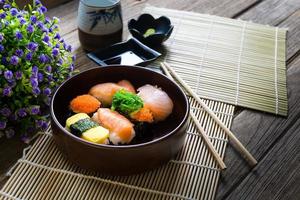 sushi set geserveerd op houten tafel foto