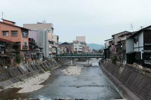 takayama, Japan - april 5, 2023 yanagibashi brug, traditioneel Japans groen brug met sakura kers bloesem in april foto