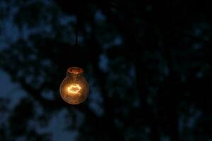 foto van geel licht lamp gloeiend Bij nacht