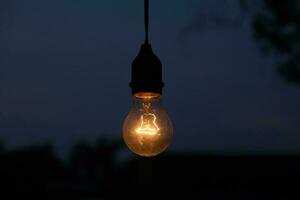 foto van geel licht lamp gloeiend Bij nacht