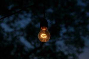 foto van geel licht lamp gloeiend Bij nacht