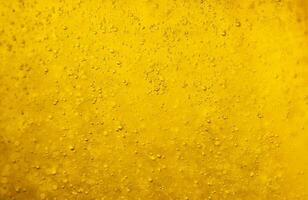 lucht bubbels of bubbels van divers maten drijvend in een gouden geel vloeistof of goud achtergrond voor gebruik net zo behang. foto