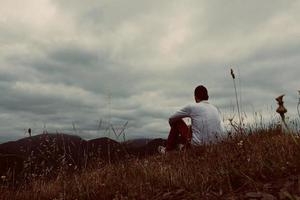 man trekking in de bergen in bilbao, spanje foto