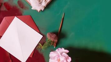 villen leggen blanco uitnodiging kaart envelop met bloemen, pen Aan rood en groen abstract achtergrond. generatief ai. foto