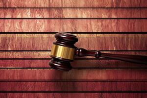 rechter hamer of hamer Aan rood geschilderd houten tafel. wet concept van gerechtigheid, gerechtelijke, jurisprudentie. gemaakt door generatief ai technologie. foto