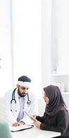 portret van mannetje dokter pratend met moslim vrouw Bij werkplaats in ziekenhuis. verticaal banier of sjabloon ontwerp. generatief ai. foto