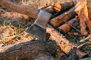 brandhout en bijl in hout foto