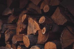 een stapel gehavend en gestapeld brandhout