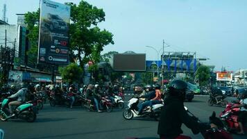 boef, west Java, Indonesië, mei 2 2023 - heel zwaar verkeer van auto's en motorfiets Bij een van de kruispunten van bogor stad gedurende een zonnig dag. foto